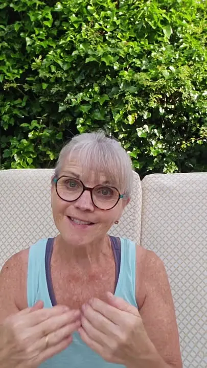 Talking Teeth Thursday in a shady spot but nothing shady about taking care of your smile when the sun shines. Got a Q? Let us know. Oral health coach LeighGS is here to help.